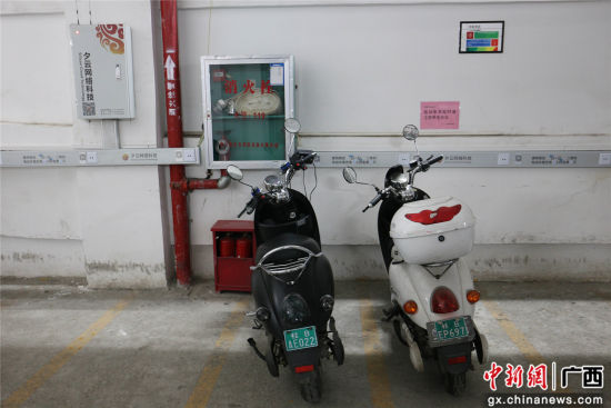 柳州市窯埠古鎮(zhèn)地下停車場(chǎng)的電動(dòng)車充電區(qū)。謝耘 攝